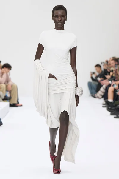 Look 16
